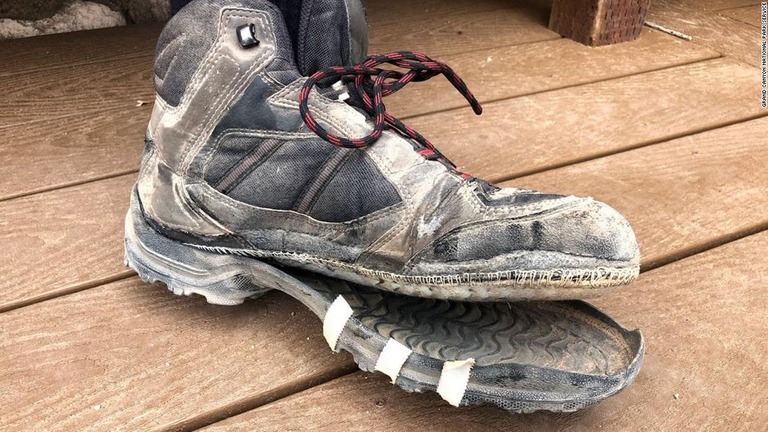 米国立公園局は観光客に「靴が溶ける可能性もある」と警戒を呼びかけている/Grand Canyon National Park Service