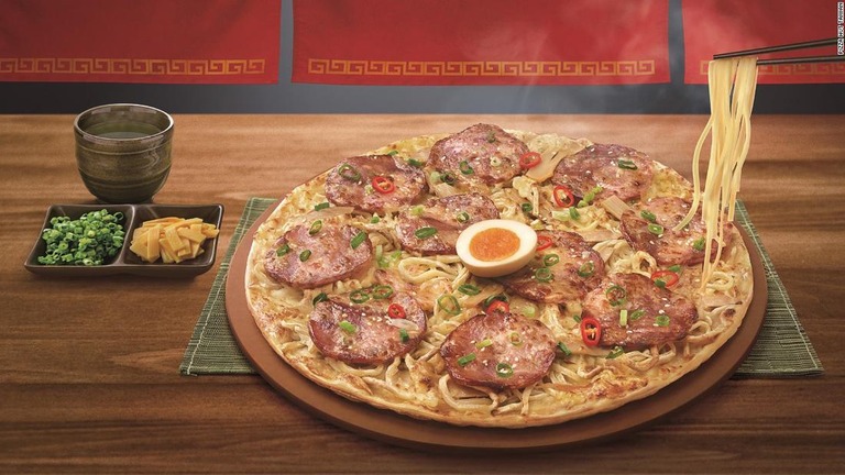 ピザの上に豚骨ラーメン？　台湾ピザハットが世界初となる奇抜なメニューを発表/Pizza Hut Taiwan