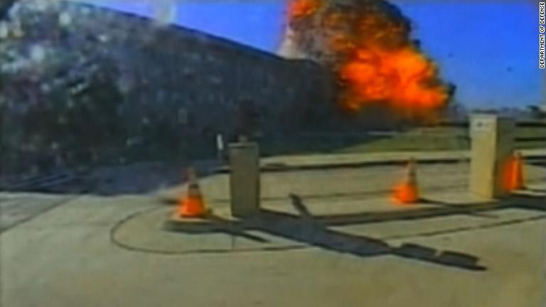 米国防総省の監視カメラの映像。アメリカン航空７７便が建物に衝突し炎が吹きあがっている/Department of Defense