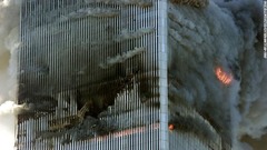 ワールドトレードセンター北棟から噴き出る炎と煙