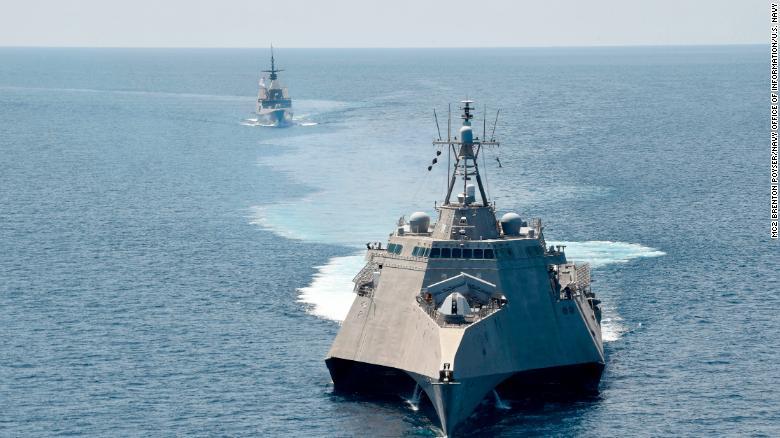 シンガポール海軍の艦船と合同演習を行う米沿海域戦闘艦（ＬＣＳ）「ガブリエル・ギフォーズ」（手前）＝南シナ海、２０２０年５月２５日/MC2 Brenton Poyser/U.S. Navy