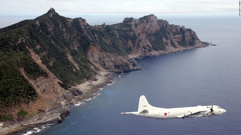 尖閣諸島上空を飛行する自衛隊機（資料写真）/AFP/Getty Images