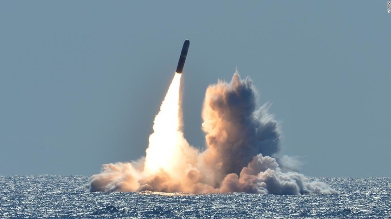 米加州沖で打ち上げられる潜水艦発射型弾道ミサイル「トライデントＩＩ（Ｄ５）」/US Navy