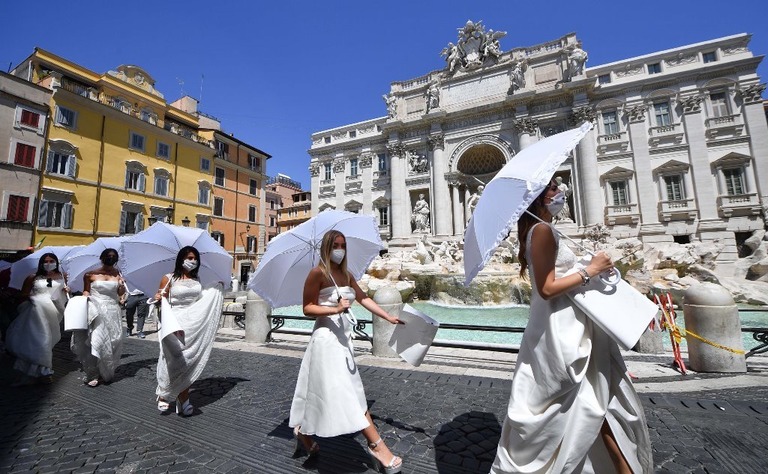 感染対策としての結婚式の規制に抗議し、ドレス姿でトレビの泉に集まった女性たち/Tiziana Fabi/AFP/Getty Images