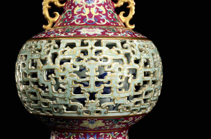 花瓶の精巧な装飾についてサザビーズは「技術の粋を集めた力作」と評価/Courtesy Sotheby's