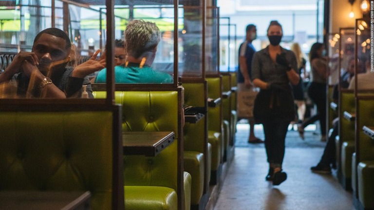 感染リスクの観点から屋内と屋外のレストランではどちらが安全なのか、専門家に聞く/Bloomberg/Bloomberg/Bloomberg via Getty Images