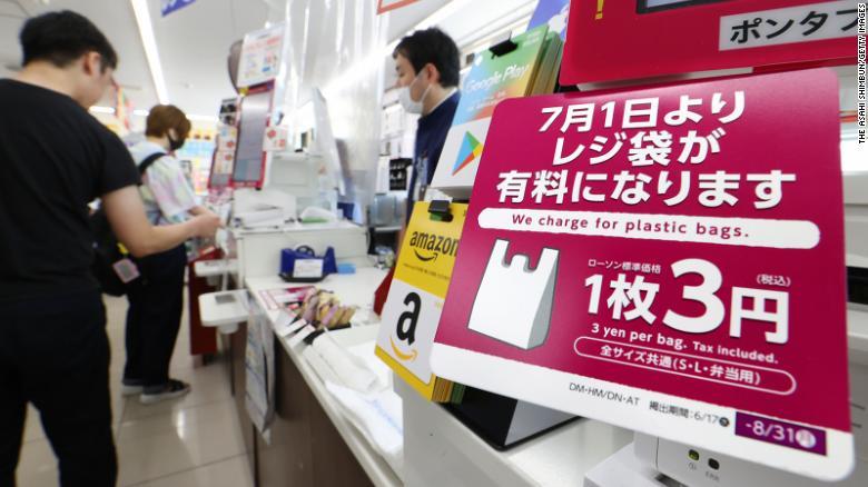 ７月１日以降、スーパーやデパート、コンビニではレジ袋が有料となった/The Asahi Shimbun/Getty Images