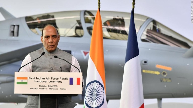 ラファール戦闘機の式典で演説するインドのシン国防相＝２０１９年１０月、フランス/GEORGES GOBET/AFP/Getty Images