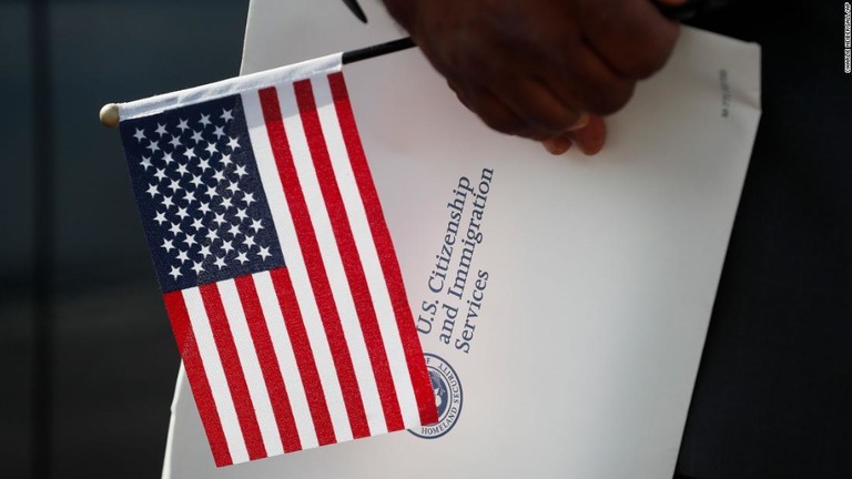 米国籍を放棄する人の数が記録的な水準に達しているとの調査が公表された/Charlie Neibergall/AP