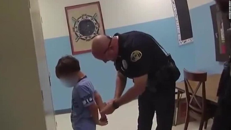 米フロリダ州の小学校で８歳の男の子が警察に逮捕された際の映像が公開された/Shared by Ben Crump