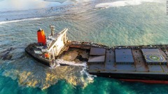 モーリシャス座礁、船体が分断　非常事態当局が発表