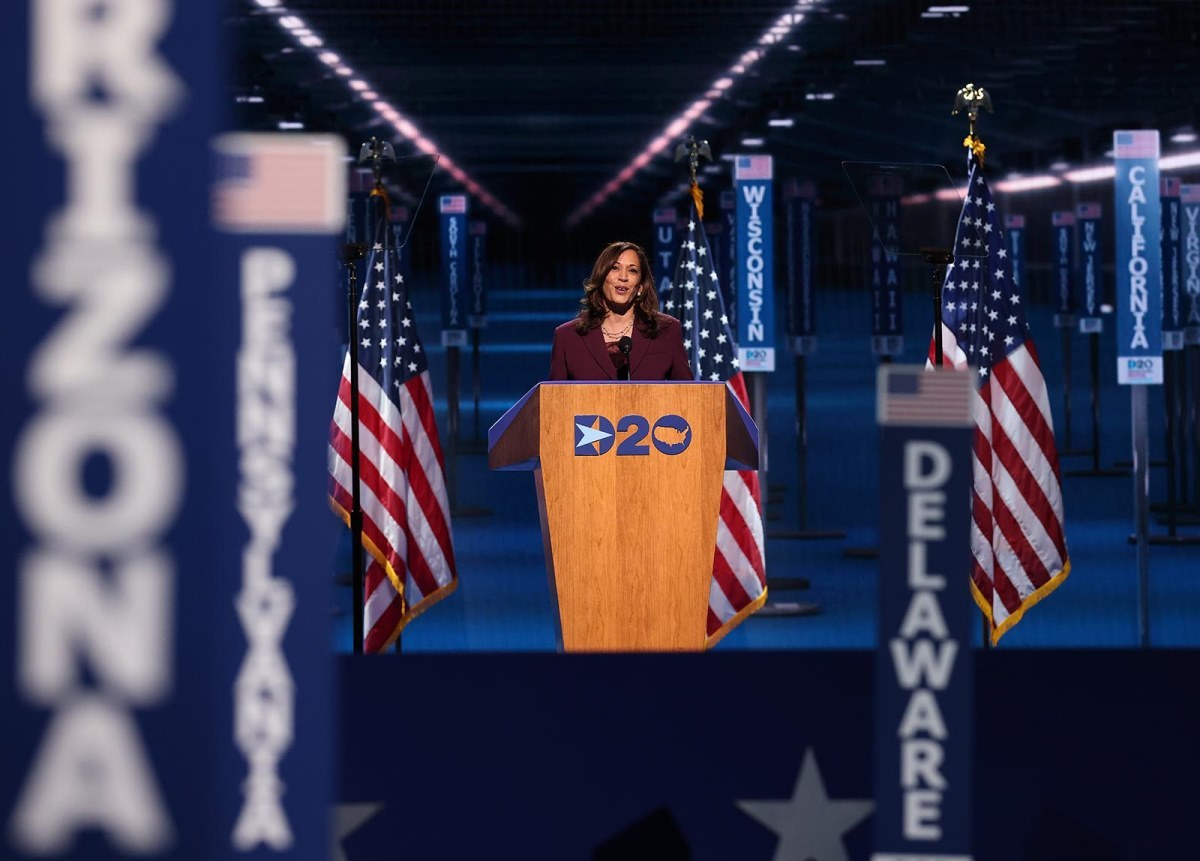 民主党全国大会の３日目に副大統領候補の指名受諾演説を行うカマラ・ハリス氏/Win McNamee/Getty Images