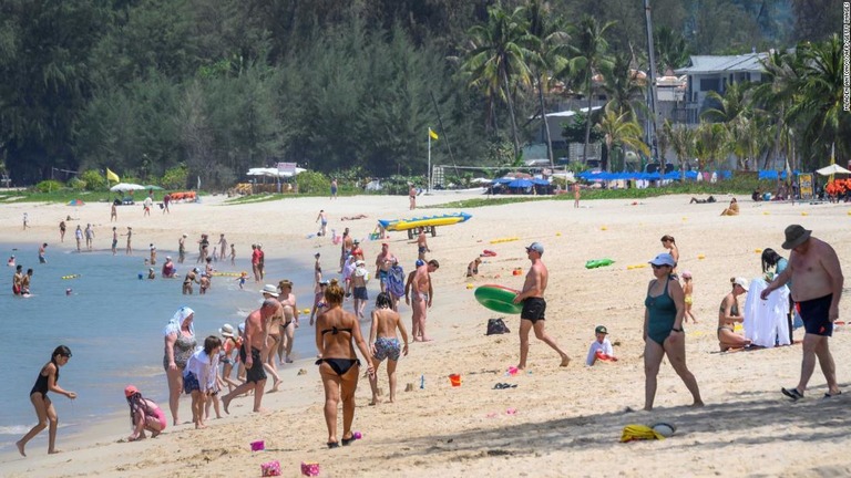 タイが一部のリゾート地を対象に外国人観光客の受け入れを１０月から再開することを検討している/MLADEN ANTONOV/AFP/Getty Images