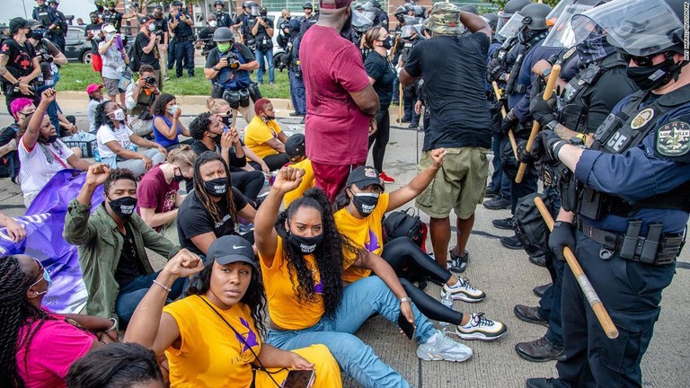 黒人女性が警官に撃たれ死亡した事件をめぐるデモで、少なくとも６４人が逮捕された/Amy Harris/Invision/AP