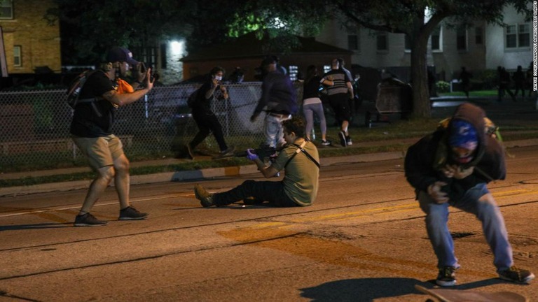 米ウィスコンシン州ケノーシャで抗議デモの最中に発砲事件があり１７歳の少年が逮捕された/Tayfun Coskun/Anadolu Agency/Getty Images