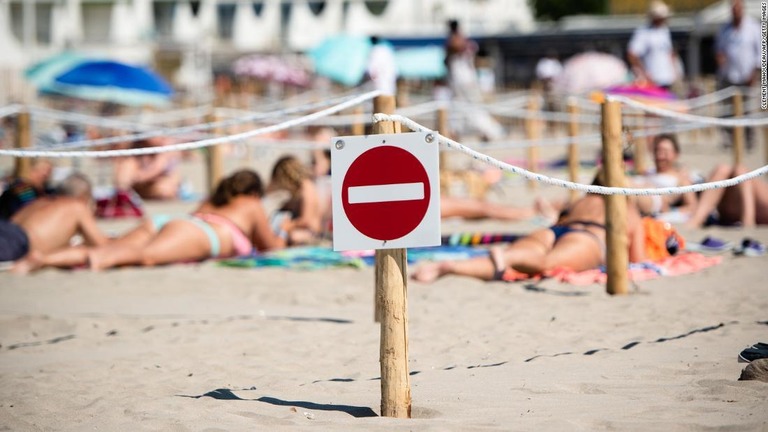 フランスの海岸でビキニトップを外し日光浴をしていた女性らを憲兵が注意したとして批判が相次いでいる/CLEMENT MAHOUDEAU/AFP/Getty Images