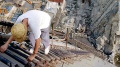 水路建設のための掘削作業＝２０００年