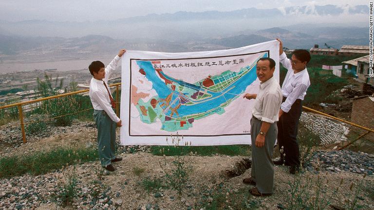 掲げられた三峡ダムの予定図＝１９９５年/Chip HIRES/Gamma-Rapho/Getty Images