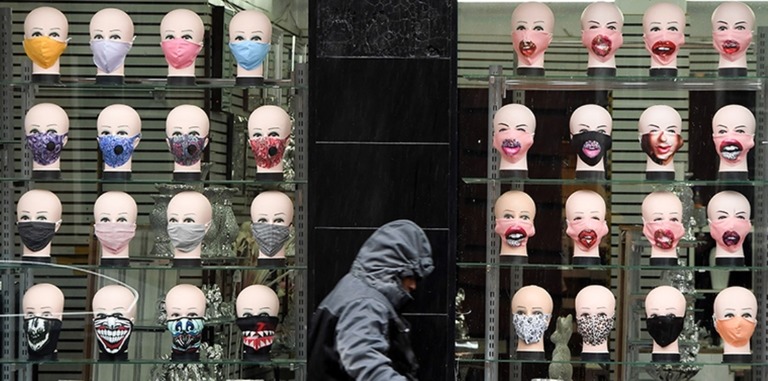 様々な柄のマスクが陳列されている英スコットランドのグラスゴーの店舗/Andy Buchanan/AFP/Getty Images