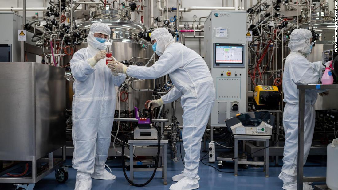 サルの腎臓の細胞を使った実験的なワクチンの開発に取り組む技術者たち/NICOLAS ASFOURI/AFP/AFP via Getty Images