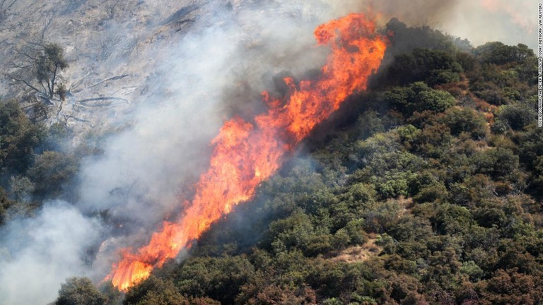 サンバーナーディーノ郡の自然公園で発生した山火事＝６日、カリフォルニア州/Vickie Connor/The Desert Sun/USA TODAY NETWORK via Reuters 