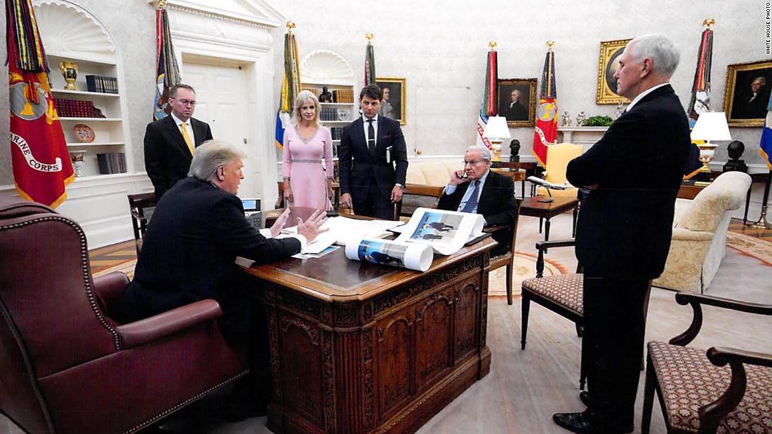 ペンス米副大統領らに囲まれウッドワード氏と話すトランプ氏＝米ホワイトハウス、２０１９年１２月/White House Photo