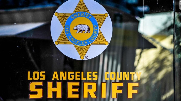 米カリフォルニア州ロサンゼルス郡の保安官補２人がパトカー内で銃撃を受けた/Shutterstock