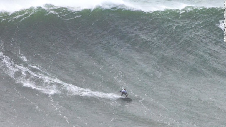 波に乗るマヤ・ガベイラさん＝２月、ポルトガル/Laurent Masurel/World Surf League/Getty Images