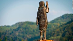 メラニア夫人の故郷にブロンズ像設置、火つけられた木像の代わりに　スロベニア