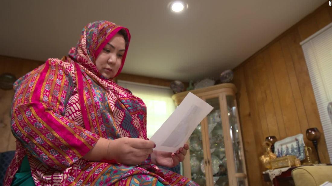 亡命先の米国の自宅で取材に答えるウイグル女性のズムラト・ダウートさん/CNN