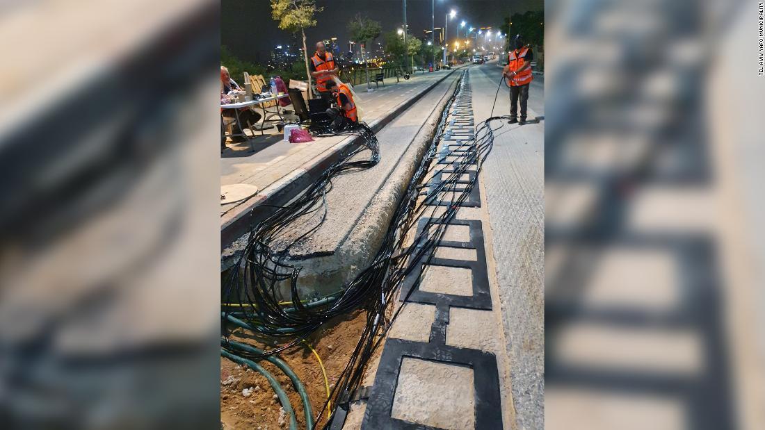 アスファルトの舗装の下に電気が走る道路の準備が進む/Tel Aviv Yafo municipality