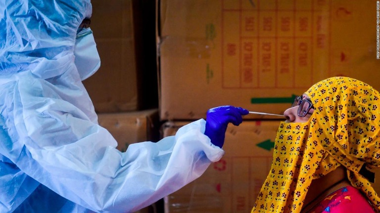 印西部のムンバイで新型コロナウイルスの検査を行う人たち/Punit Paranjpe/AFP/Getty Images