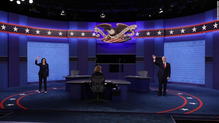 アクリル板越しの討論会を視聴した有権者にＣＮＮが世論調査を実施した/Alex Wong/Getty Images 