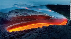 伊エトナ火山の巨大な溶岩トンネルの中を流れる溶岩