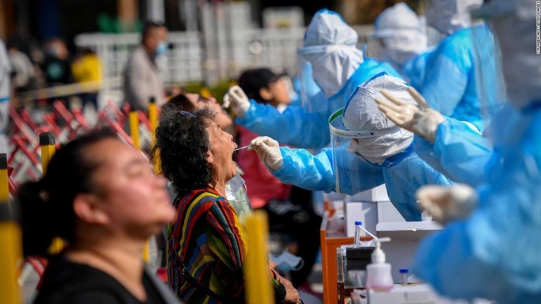 クラスターが発生した中国・青島で、約１０００満人を対象にした検査が実施された/Stringer/AFP/Getty Images