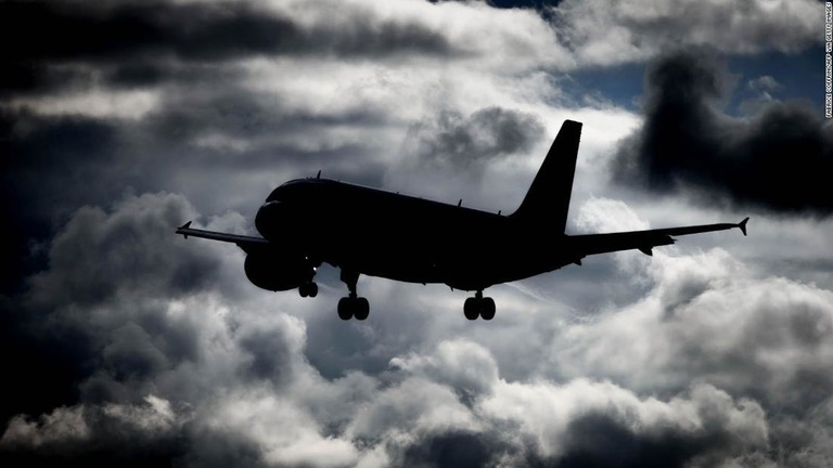 米テキサス州の女性が新型コロナにより航空機内で死亡したことがわかった/FABRICE COFFRINI/AFP via Getty Images