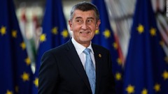 チェコ首相、保健相に辞任迫る　新型コロナ予防策違反で