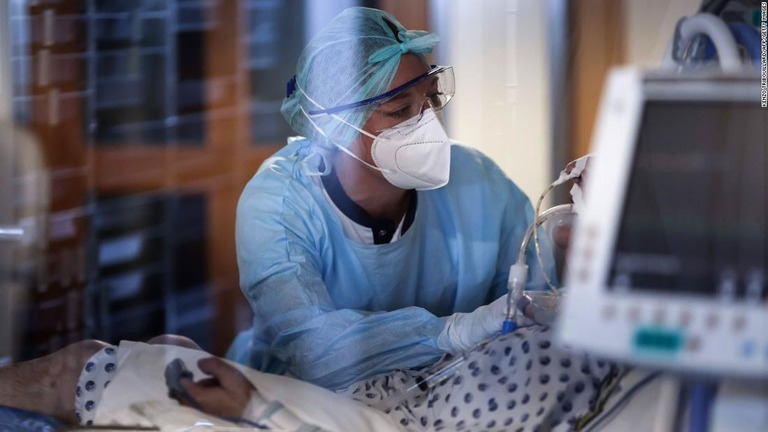 集中治療室で患者のケアにあたる医療従事者＝２２日、ベルギー/Kenzo Tribouillard/AFP/Getty Images
