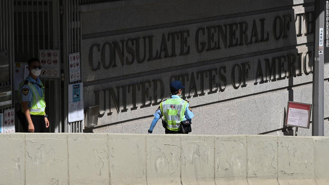 香港の米国総領事館周辺を警戒する警備員＝１０月２７日/PETER PARKS/AFP/AFP via Getty Images