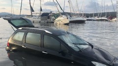 イズミルの海岸では車や船に被害が出た