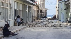 地震が襲ったサモス島を歩く人々