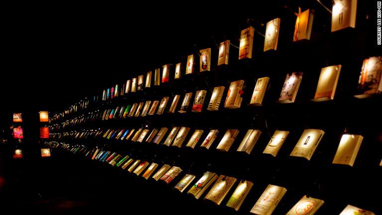 「無関実験書店」では、読者が漆黒の闇の中で買い物を行う。店内に灯（とも）るのは本のカバーに当たった弱い照明の光と、机の上に置かれた読書灯だけだ/courtesy Lee Kuo-min