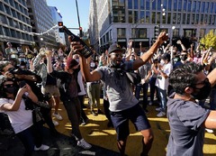 当選報道後に首都ワシントンのブラック・ライブズ・マター・プラザに集まる人々