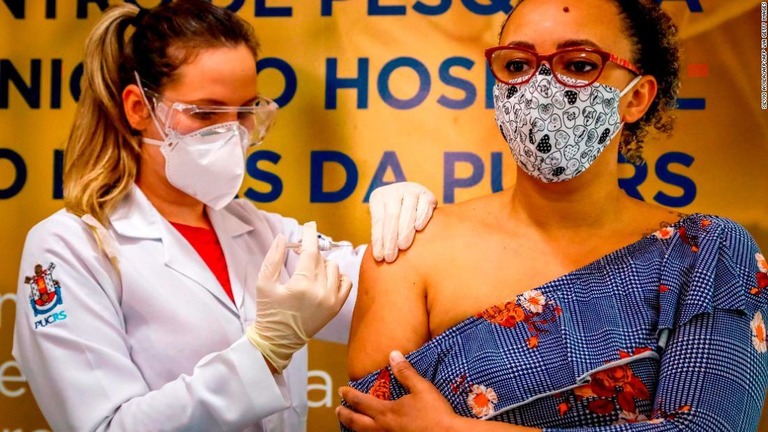 ブラジルの治験でワクチンを打つ看護師とボランティア＝８月/SILVIO AVILA/AFP/AFP via Getty Images