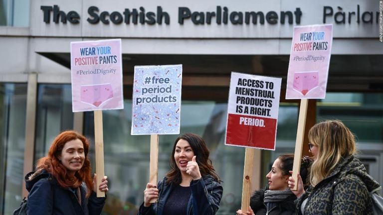 貧困に対し活動する英スコットランドのモニカ・レノン議員（左から２番目）ら/Jeff J Mitchell/Getty Images