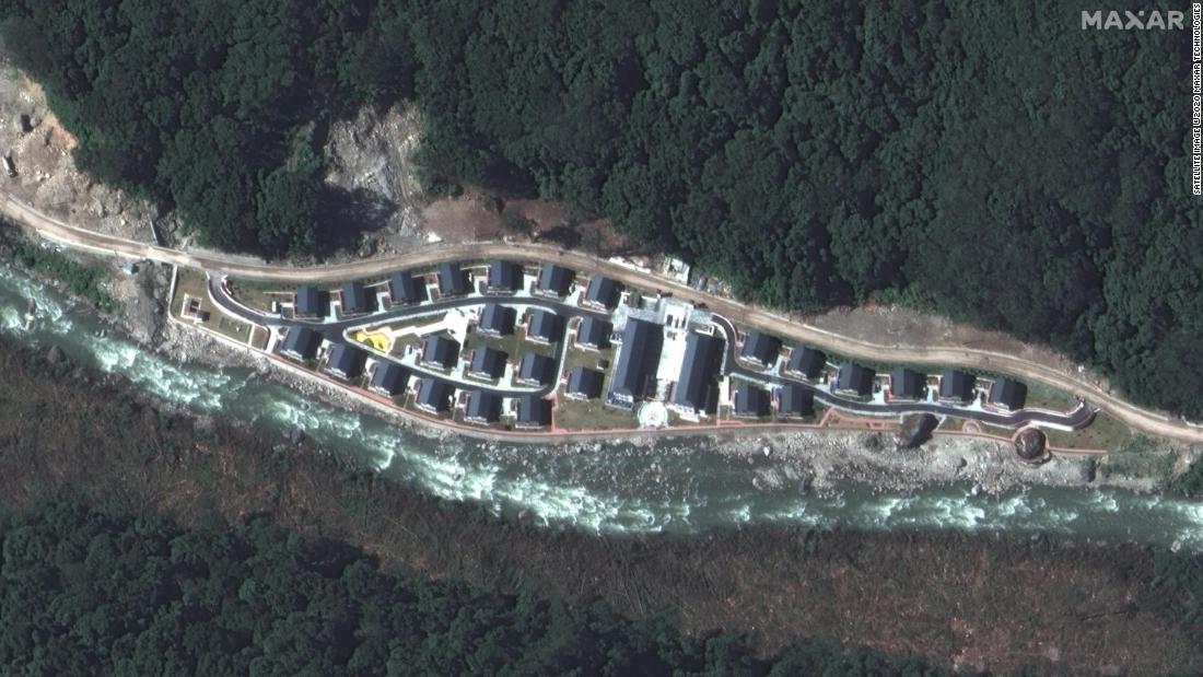 マクサーはパングダ村は中国と争う国境線のブータン側に建設されたとの見解を示している/Satellite image ©2020 Maxar Technologies