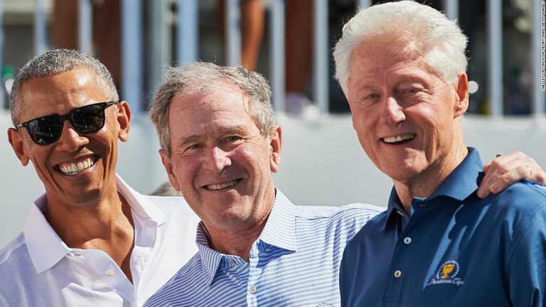 米大統領経験者のオバマ（左）、ブッシュ（中央）、クリントンの３氏。２０１７年９月開催のプレジデンツカップ第１ラウンドで並んで笑顔で撮影/Shelley Lipton/Icon Sportswire/Getty Images