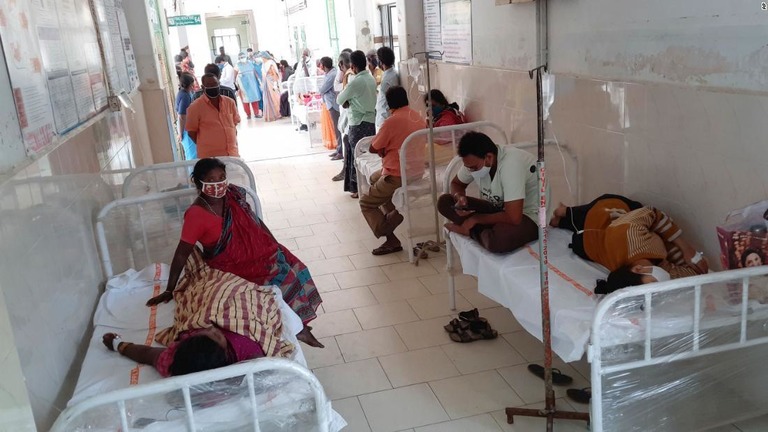 病院で治療を受ける患者ら＝６日、インド南東部アンドラプラデシュ州/AP