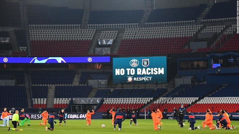 審判の人種差別発言で中断していた試合が再開された/FRANCK FIFE/AFP/AFP via Getty Images