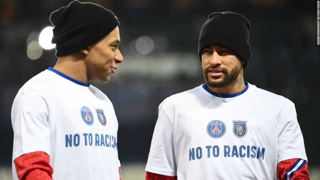 選手とコーチらは「人種差別にノーを」というメッセージの入ったシャツを着た/FRANCK FIFE/AFP/AFP via Getty Images